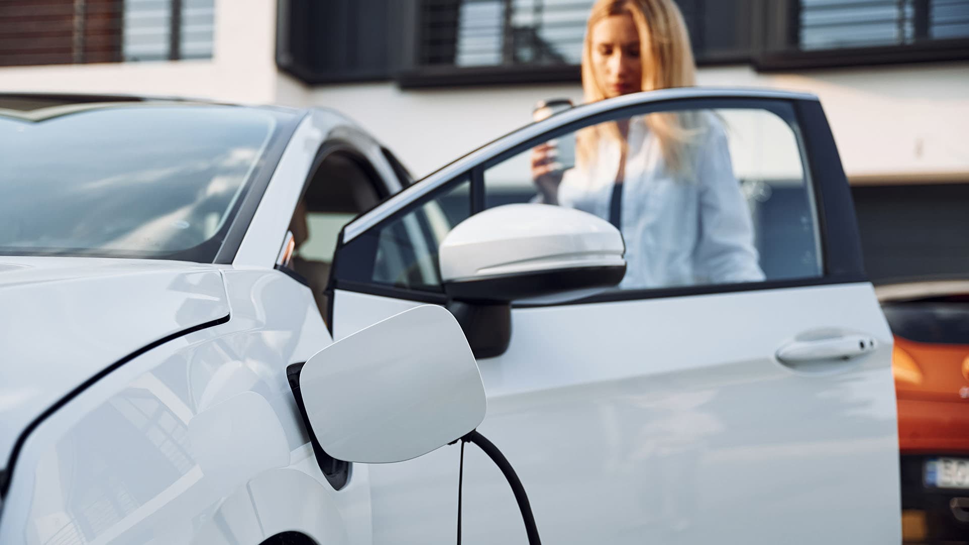 Voiko sähköauto syttyä tuleen? Asiantuntijan näkökulma