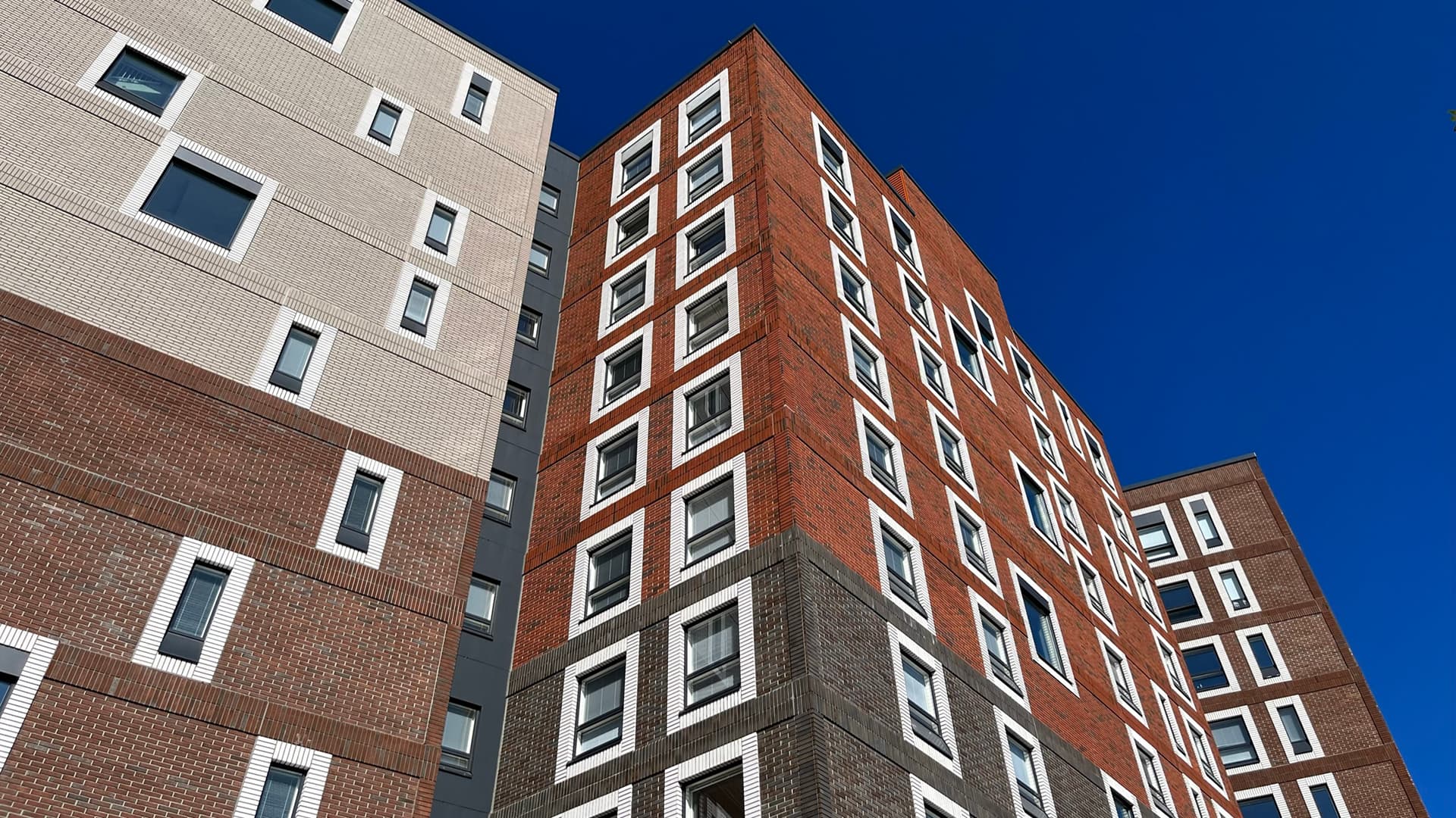 tiililaattajulkisivu taloyhtiössä wienerberger