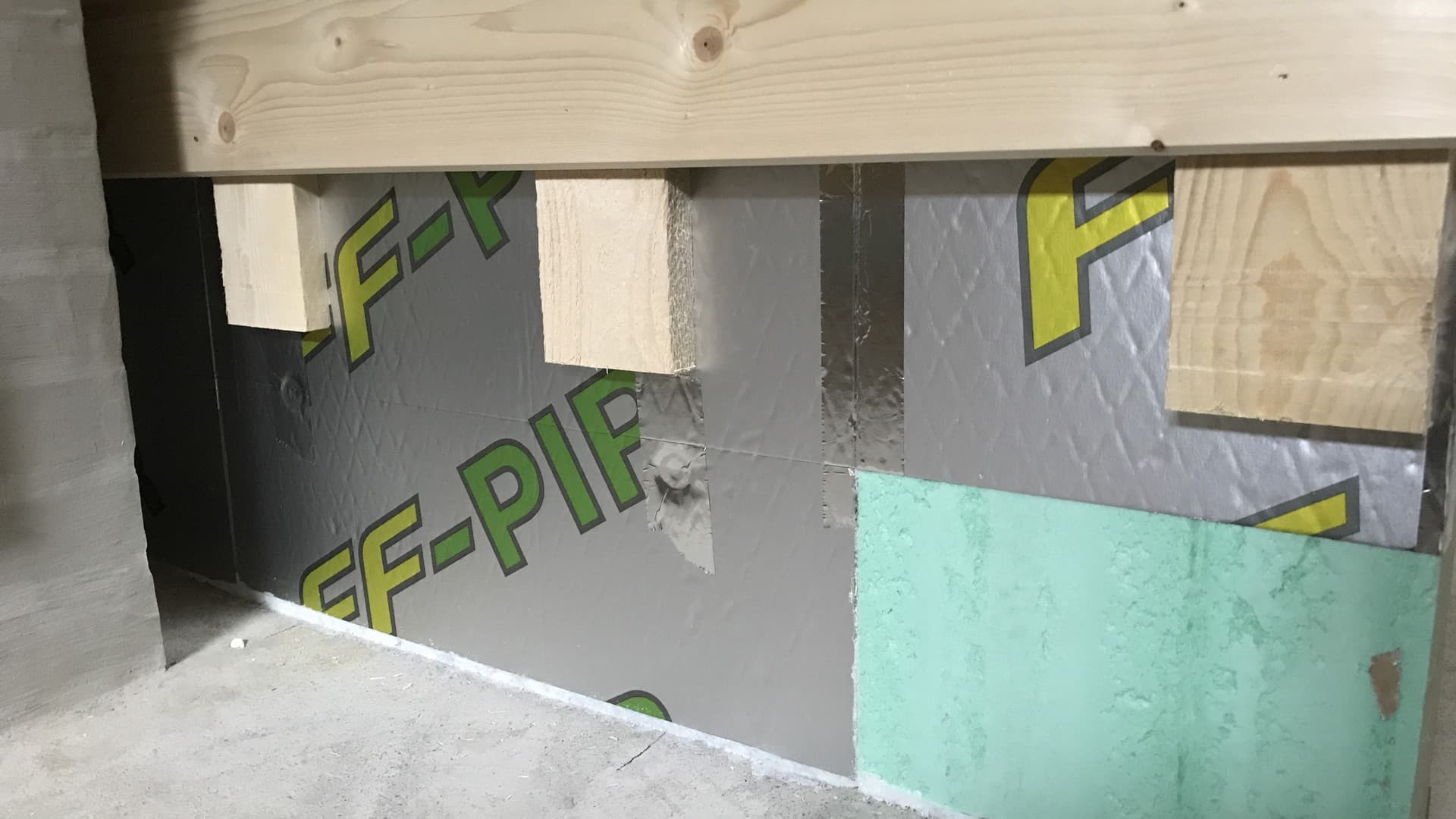 Höyrynsulku ja lämmön-eriste samassa levyssä