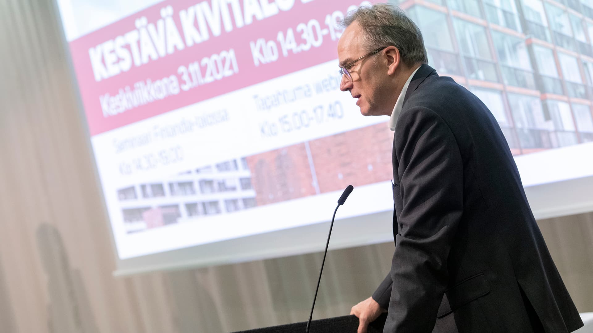 <p data-block-key="ziowc">– Olen ollut monessa mukana, mutta aina pyrkinyt tekemään työtä koko tiiliteollisuuden ja muurattujen rakenteiden hyväksi, Karilainen sanoo. Myös Kestävä kivitalo -yritysyhteistyössä Juhalla on ollut merkittävä rooli (kuva: Suvi Suovaara)</p>