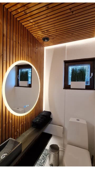<p data-block-key="bukj8">Valmis pikku-wc:n remontti. Tunnelmaa voidaan vaihtaa värilämpötilasäätimellä, jolla led-nauhat säätyvät lämpimän valkoisesta kylmän valkoiseen. Myös valopeilissä on kolme värilämpötilaa, lämmin, neutraali ja kylmä. Kuvassa valopeilissä on lämmin värilämpötila.</p>
