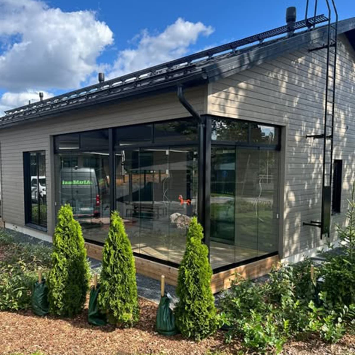 <p data-block-key="7rgrl">Kotimainen lasitus on kestävä valinta, joka täyttää Suomen rakentamismääräykset ja sääolosuhteiden luomat vaatimukset.</p>