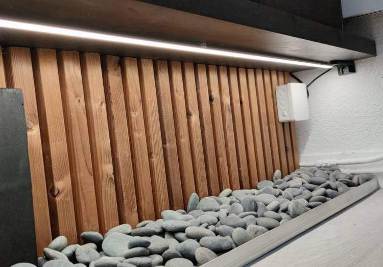 <p data-block-key="y6ru6">Lattiatason katseenvangitsijana ovat sileät rantakivet, jotka valaistaan tason alle asennetulla led-kiskovalolla. 7,2 W/m 24V Tunnelma led-nauha mustassa alumiiniprofiilissa tuo tasaisen ja kauniin valon lattian kautta.</p>