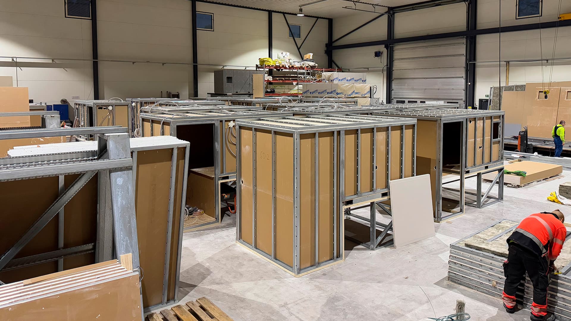 <p data-block-key="ofuat">Aulis Lundell Oy:n moduulit valmistetaan sisätiloissa Lohjalla valvotuissa olosuhteissa, mikä varmistaa rakenteiden mittatarkkuuden ja toistettavan laadun. (Kuva Aulis Lundell Oy)</p>