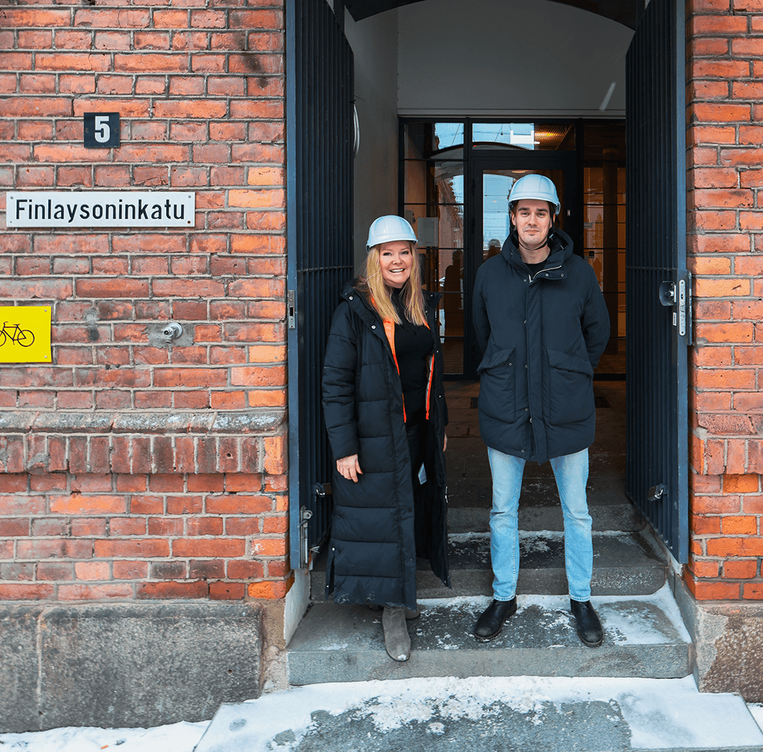 <p data-block-key="sehla">Strategista yhteistyötä. Leena Lundell toimittaa pienhuonemoduulit Uumen Hotelsin toimitusjohtaja-yrittäjä Eetu Rahkolalle.</p>