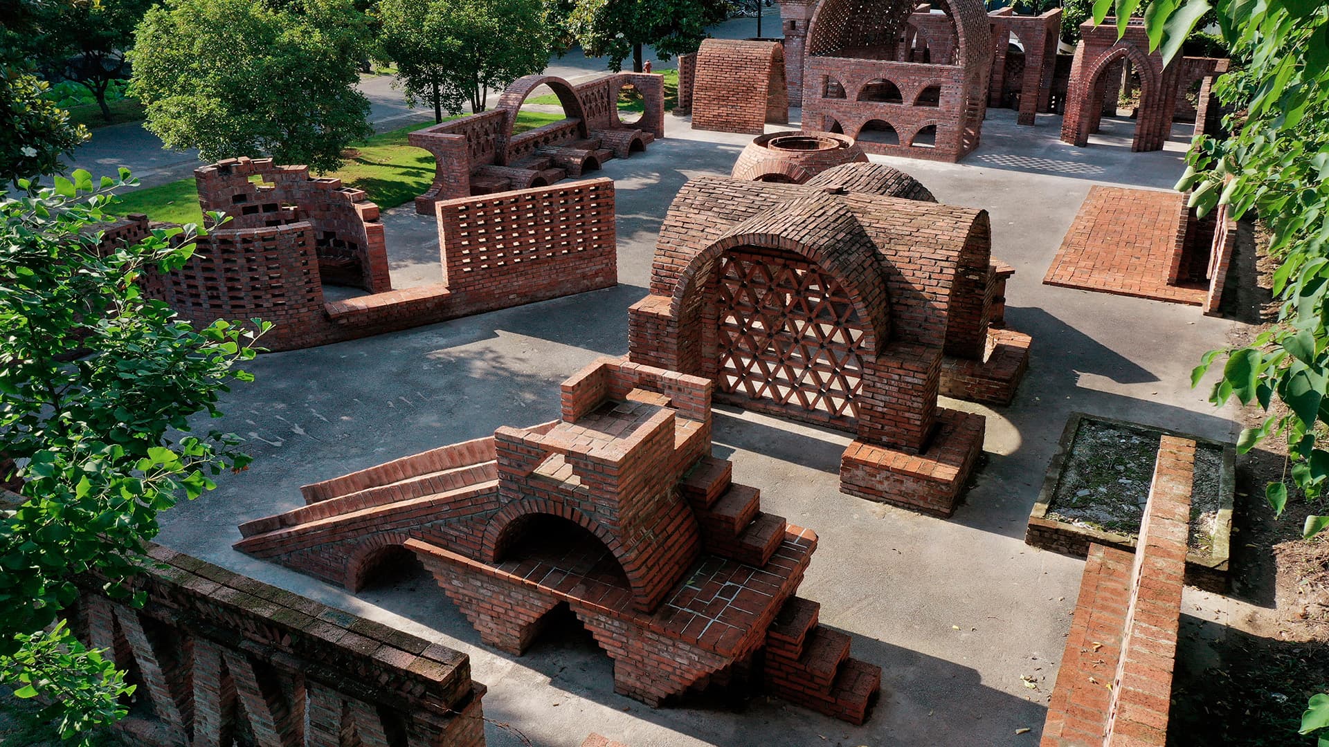 <p data-block-key="bxjg9">Endless Brick Playground Hangzhoussa rakentuu arkkitehtiopiskelijoiden muurausharjoituksista. Punatiili toimii kohteessa sekä rakenteena että opetuksen välineenä. Kuva: China Academy of Art.</p>