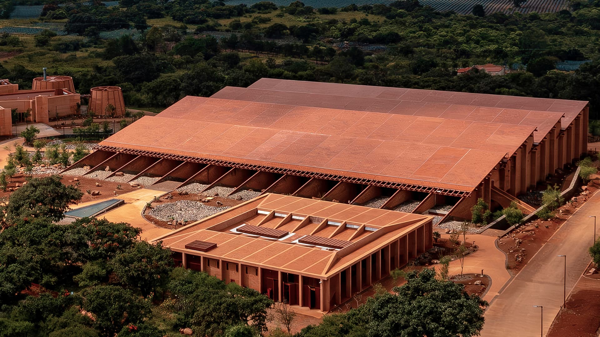 <p data-block-key="bxjg9">La Hacienda Jalisco Meksikossa käyttää paikallista keramiikkaa ja rakennuspaikalta nostettua kiveä. Savitiilikatto sitoo tequilatehtaan varasto- ja toimistotilat ympäröivään maisemaan. Kuva: César Béjar.</p>