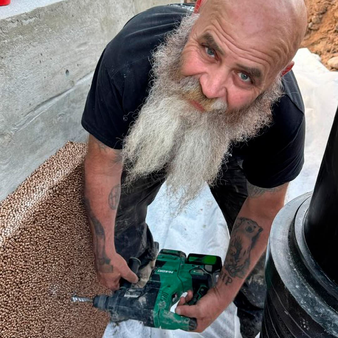 <p data-block-key="5aaxi">David Myers työn touhussa. Isodrän-levyt nousevat paikoilleen ja nyt ollaan projektin helpoimmassa vaiheessa. (Kuva Vilja Schepel, Finnralia Oy)</p>