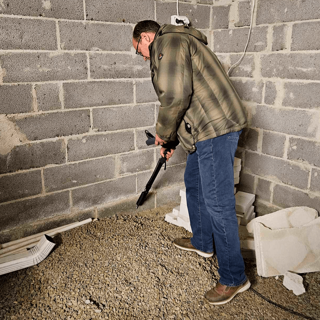 <p data-block-key="2zyly">Kellarin seinän alaosan kosteutta tarkastettiin mittaamalla ennen varsinaisten jatkotöiden etenemistä. Kuvassa kuivausjärjestelmän kehittäjä toimitusjohtaja Esa Tommola. (Kuva SafeDrying Oy)</p>