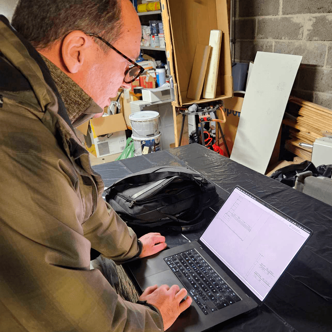 <p data-block-key="owmb6">Ensimmäisellä määrityskäynnillä tarkistettiin pohja- ja rakennepiirrustukset paikanpäällä. (Kuva SafeDrying Oy)</p>