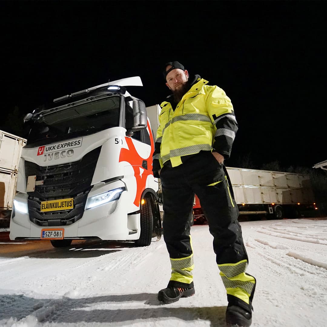 Patron työvaatteiden ja sievi työjalkineiden testaaja jukka vaara seisoo oman rekkansa vieressä lumisessa maisemassa