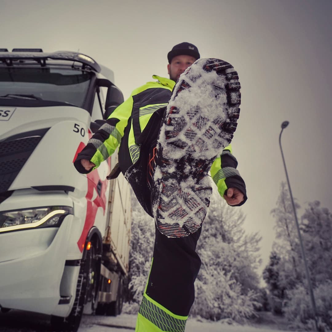 patron työvaatteita ja sievin jalkineita testannut jukka vaara esittelee pitävää kengänpohjaa lumisessa maisemassa