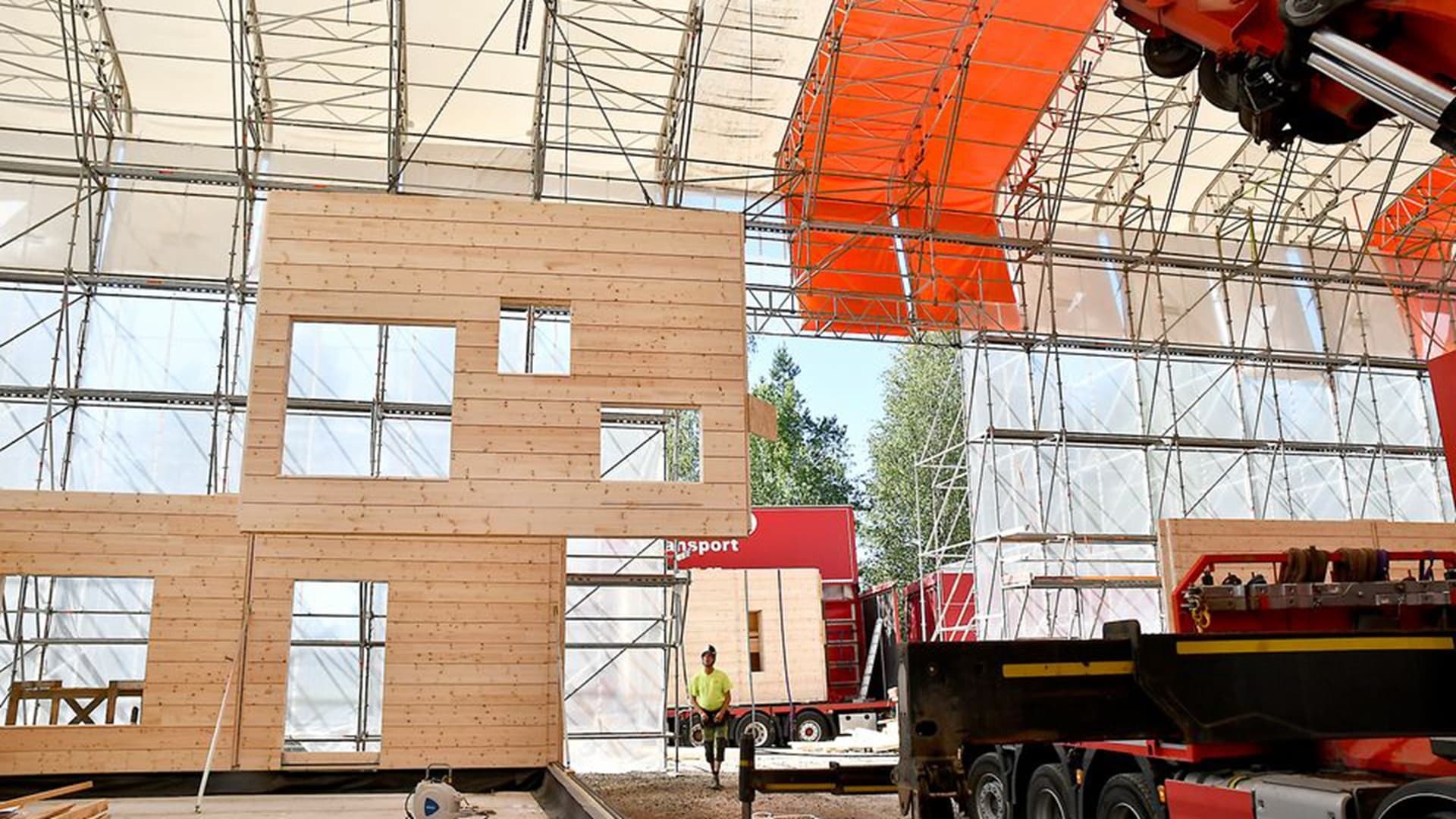 Kurikan päiväkoti kohoaa hirsirakenteisena Pohjan Timberin elementeistä