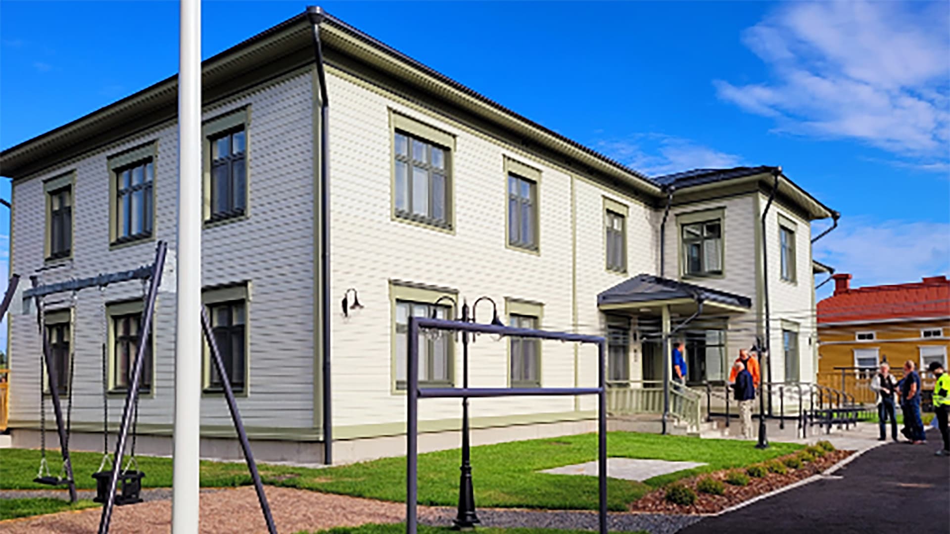 Valkoinen suuri rakennus, jossa paljon ikkunoita