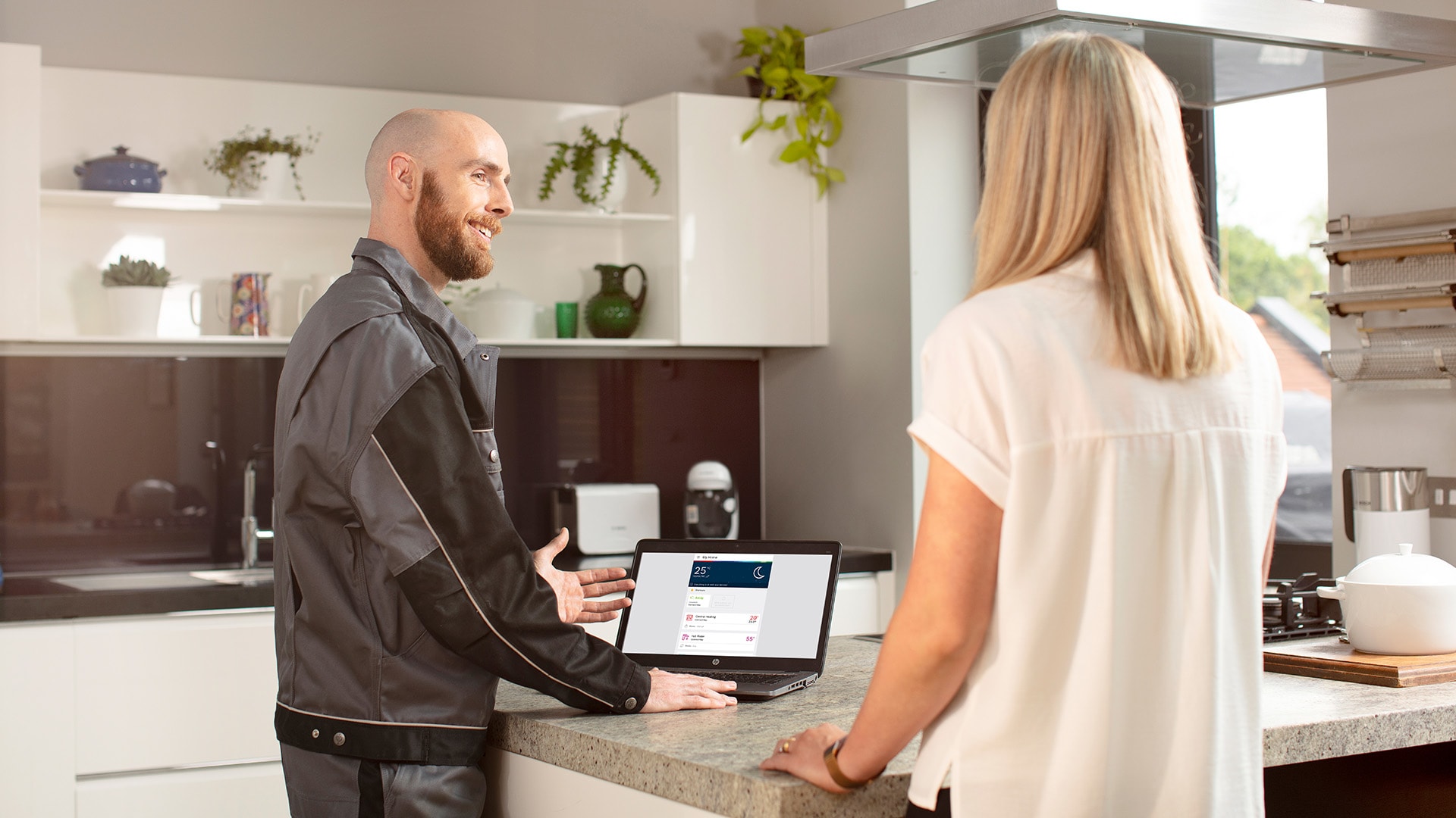 Lämpömestari keskustelee asiakkaan kanssa