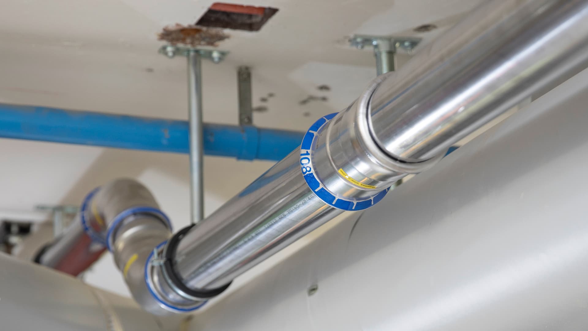 <p data-block-key="gqgrx">Geberit Mapress ruostumaton teräs soveltuu moniin kohteisiin käyttöveden syötöstä monitahoisiin teollisuuslaitoksiin. (Kuva Geberit)</p>