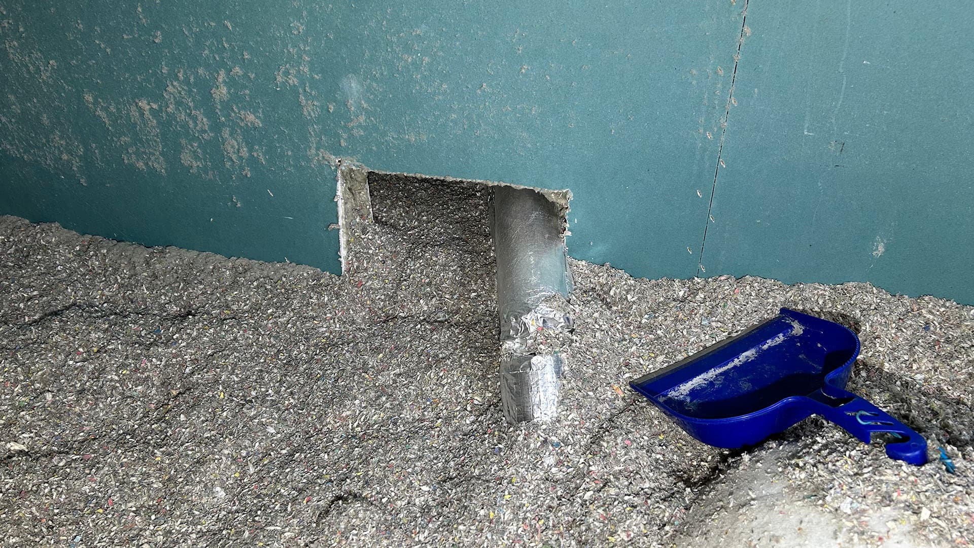 <p data-block-key="hw1xm">Palo-osastojen läpi vietävät talotekniikat (sähkö, putket, yms.) pitää tiivistää palokatkotuotteella. Tämän kuvan palo-osastoiva seinä ei enää toimi, koska läpivientiä ei ole tiivistetty, ja palokaasut pääsisivät palotilanteessa kulkemaan aukosta seinän toiselle puolen levittäen mukanaan tulipalon. KUVA: Juhan-Petteri Laakso / SPPL Suomen Palopäällystöliitto</p>