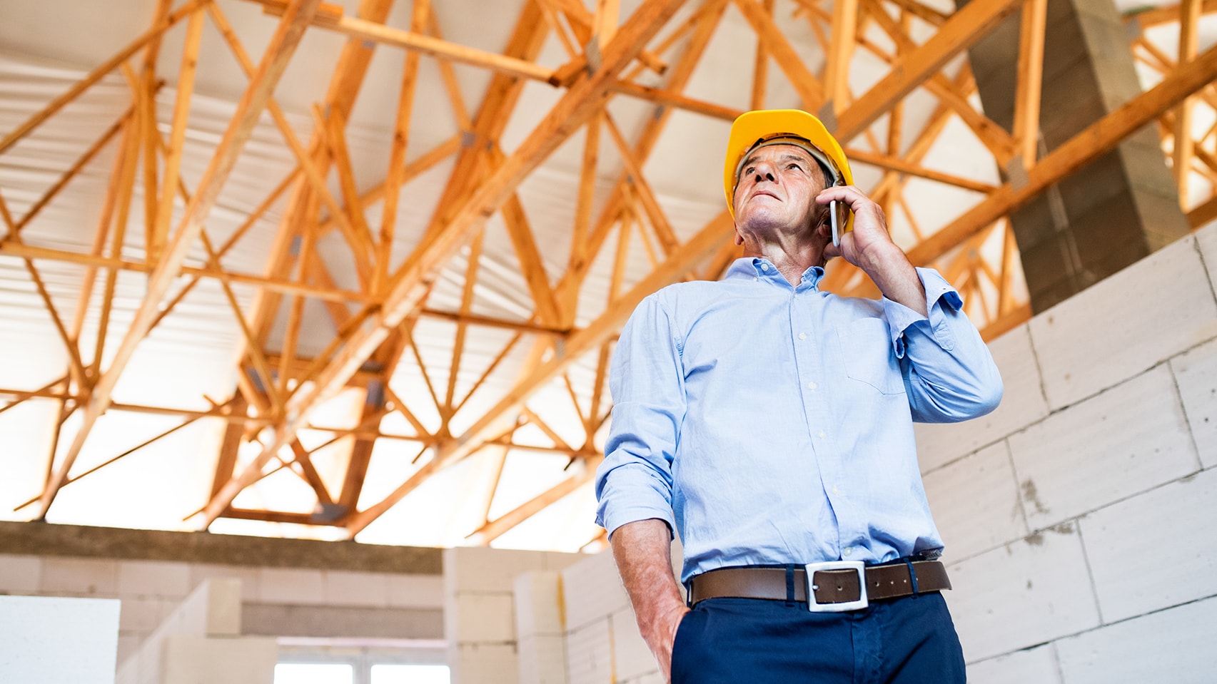 Rakentaja puhelimessa shutterstock_717437323