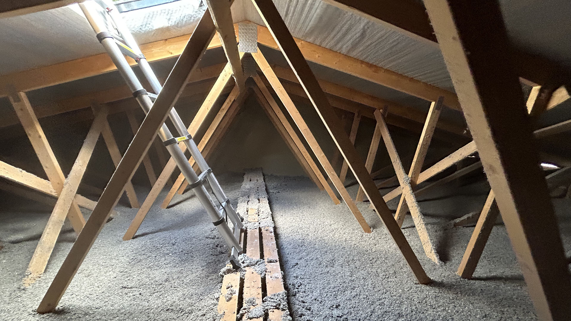 Rivitalon yläpohja, jossa oikeaoppisesti palo-osastoiva seinä huoneistojen rajalla ja tiiviisti ylös vesikattoon asti kuva juhan-petteri laakso sppl