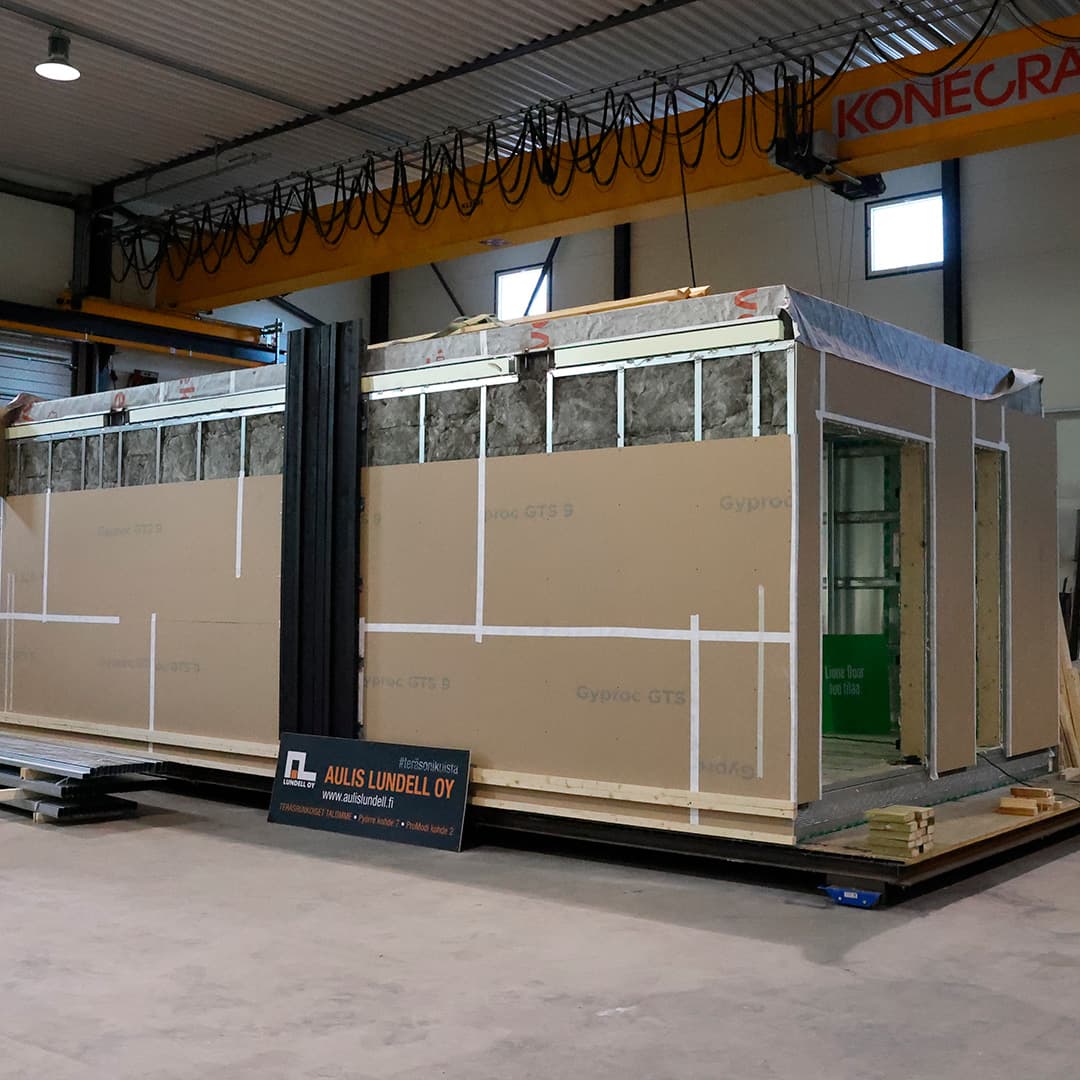 <p data-block-key="fuqyo">Tilaelementissä talo rakentuu tehtaalla pitkälle valmiiksi, jolloin työmaalle jäävä osuus painottuu asennukseen ja liitoksiin. (Kuva Aulis Lundell Oy)</p>