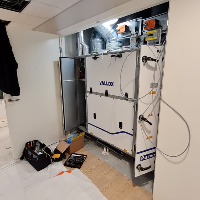 <p data-block-key="z6tbk">Tässä toimistokohteessa Vallox Pureo sijoitettiin poikkeuksellisesti komeroon. Koneen huoltotyöt voidaan suorittaa eteisen suunnasta.</p>