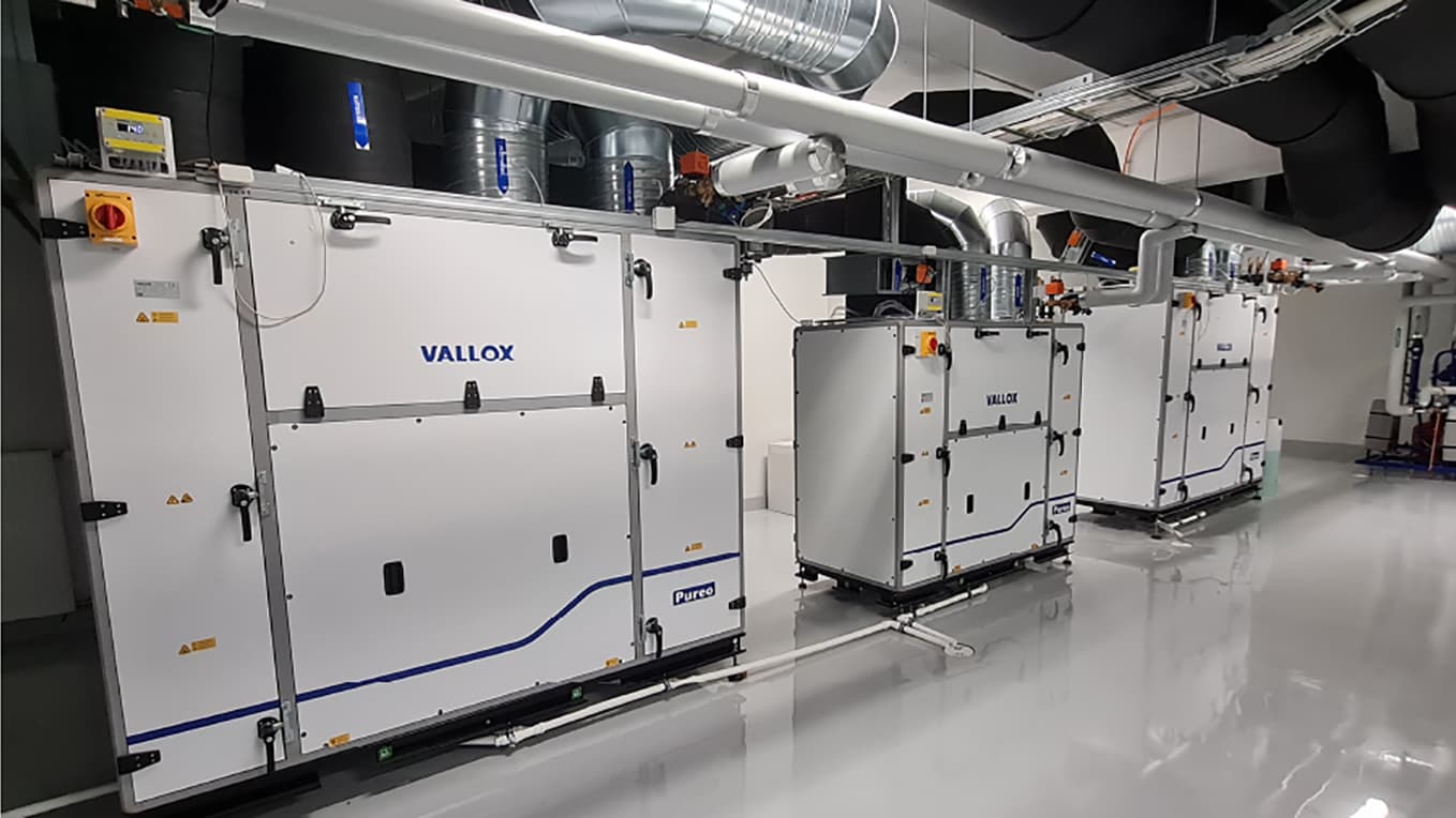 <p data-block-key="7fw7j">Tässä kohteessa koneet oli suunnitelmassa sijoitettu siten, että niin rakennusaikainen asennustyö kuin jälkeenpäin tehtävät huoltotyöt on helppo tehdä.</p>