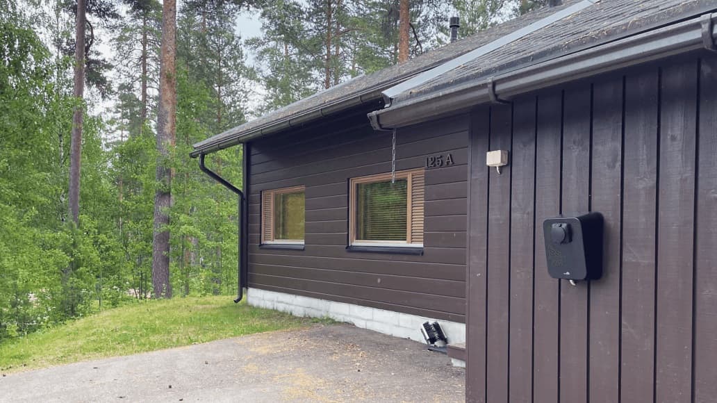 Vierumäellä käytetään Innohome Charliea sähkö- ja hybridiautojen lataamiseen