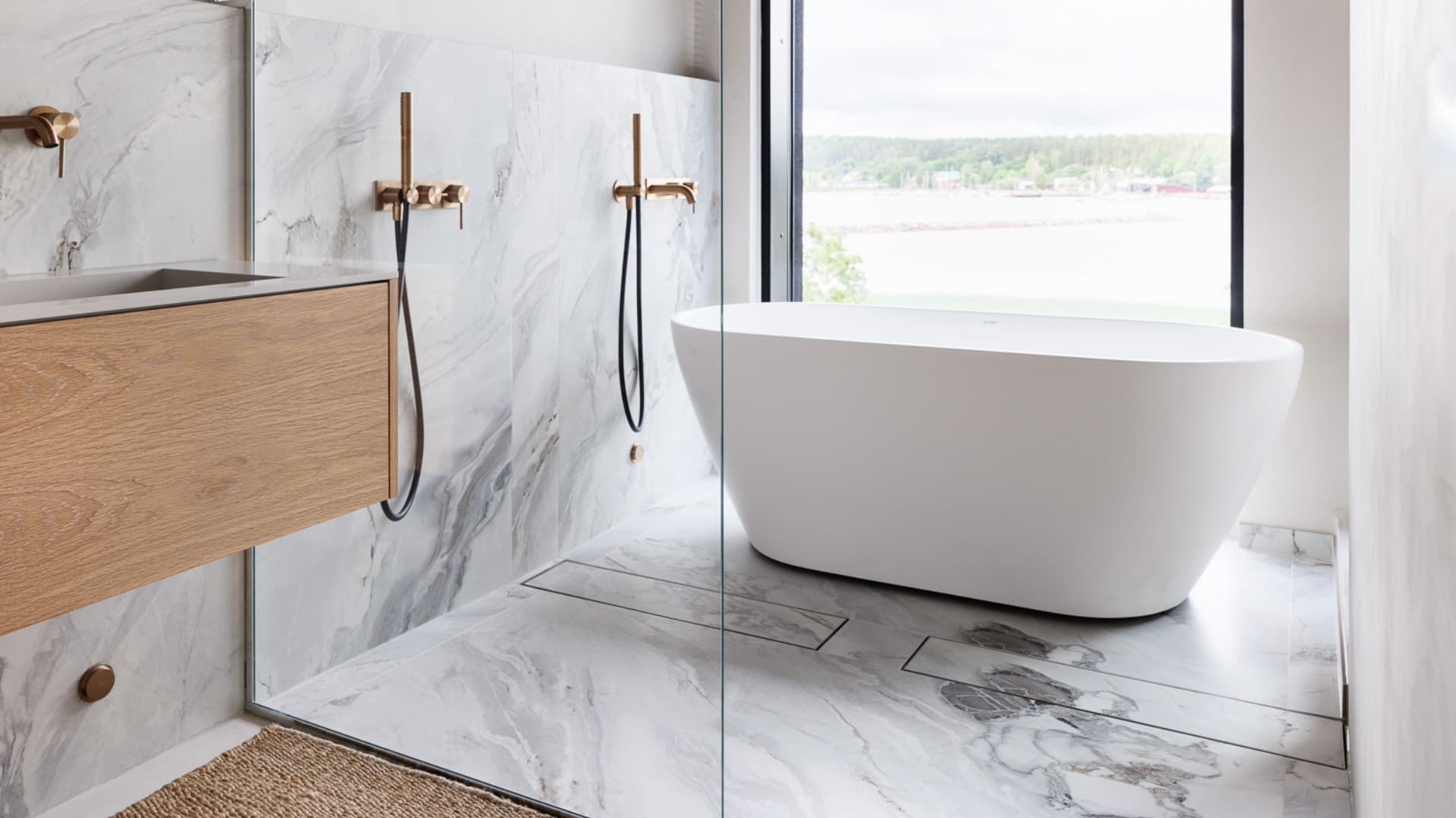 Linjalattiakaivo sopii erinomaisesti ison lattialaatan kanssa