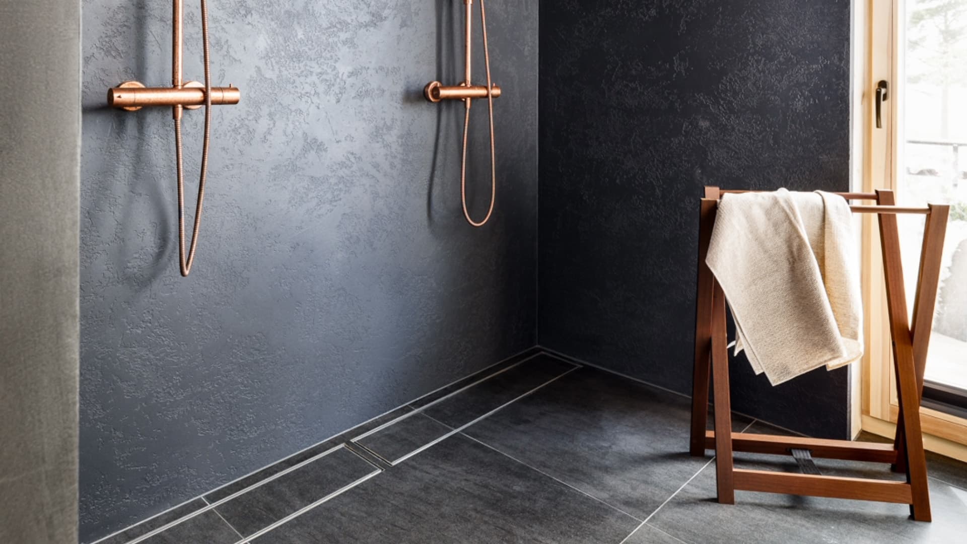 Linjalattiakaivo pesuhuoneessa