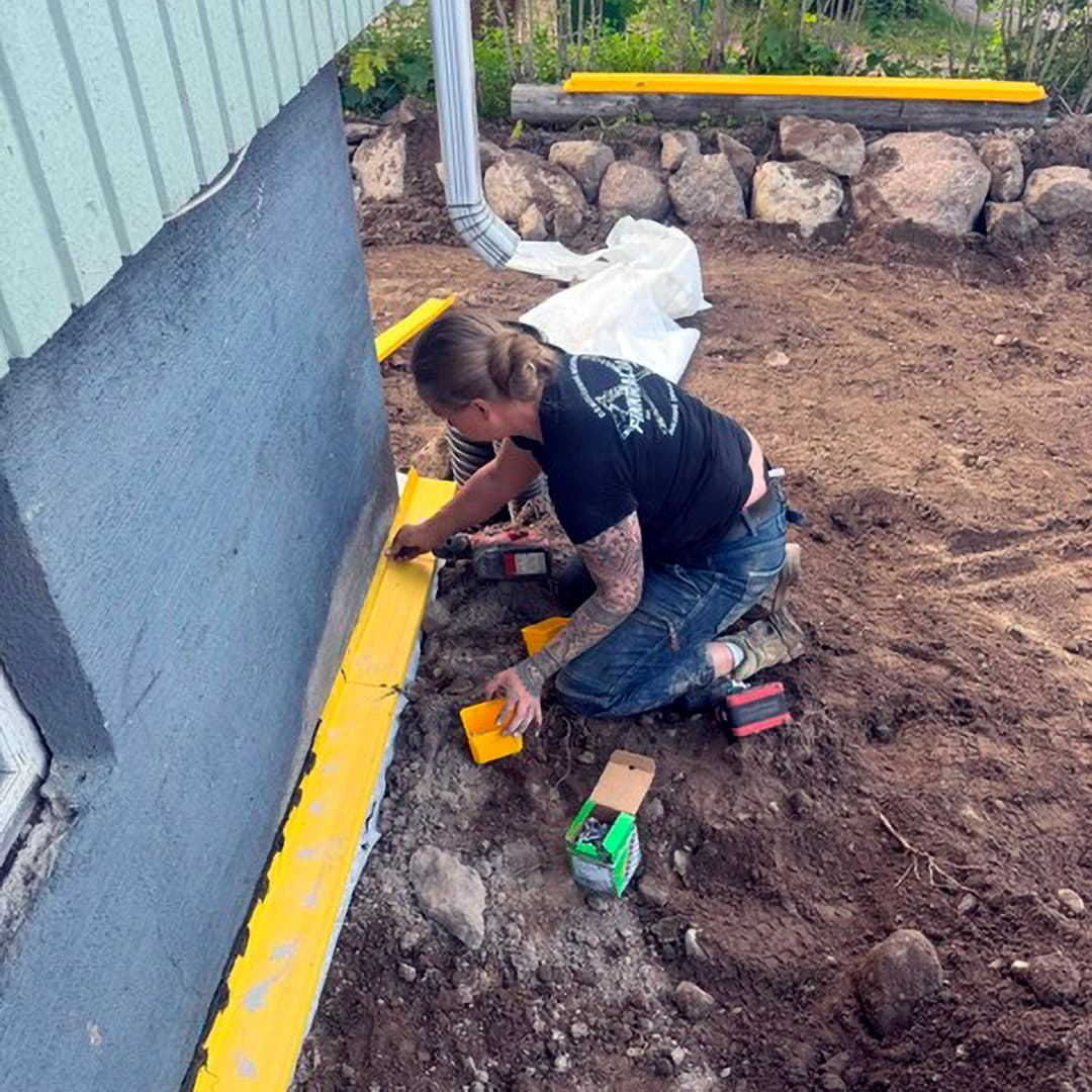 <p data-block-key="qh2fx">”Tässä vaiheessa tiesimme, että pahin on takana” – Vilja Schepel viimeistelee Isodrän-levyn asennuksen. (Kuva Finnralia Oy)</p>