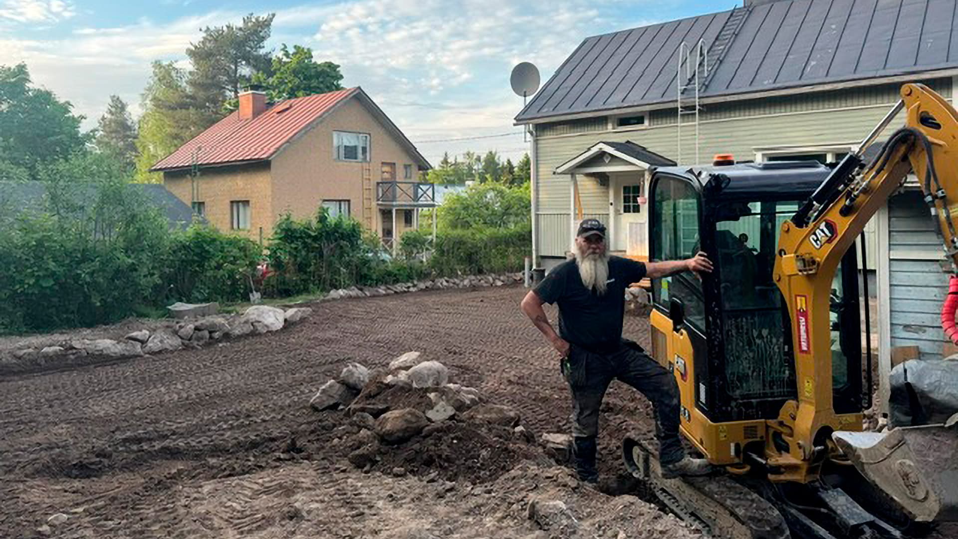 <p data-block-key="ffxb3">Korjaukset on tehty, sokkeli eristetty ja täytöt saatu paikalleen. David Myers seuraa työn etenemistä pihalla. (Kuva Vilja Schepel, Finnralia Oy)</p>