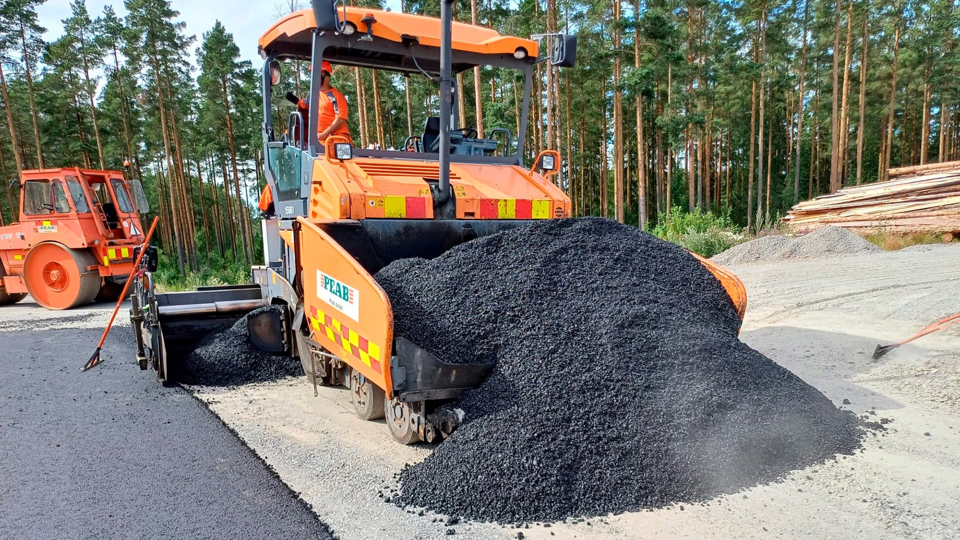 Asfalttihommia: Pitkiä päiviä, kuumia ja kylmiä töitä sekä mustaa huumoria