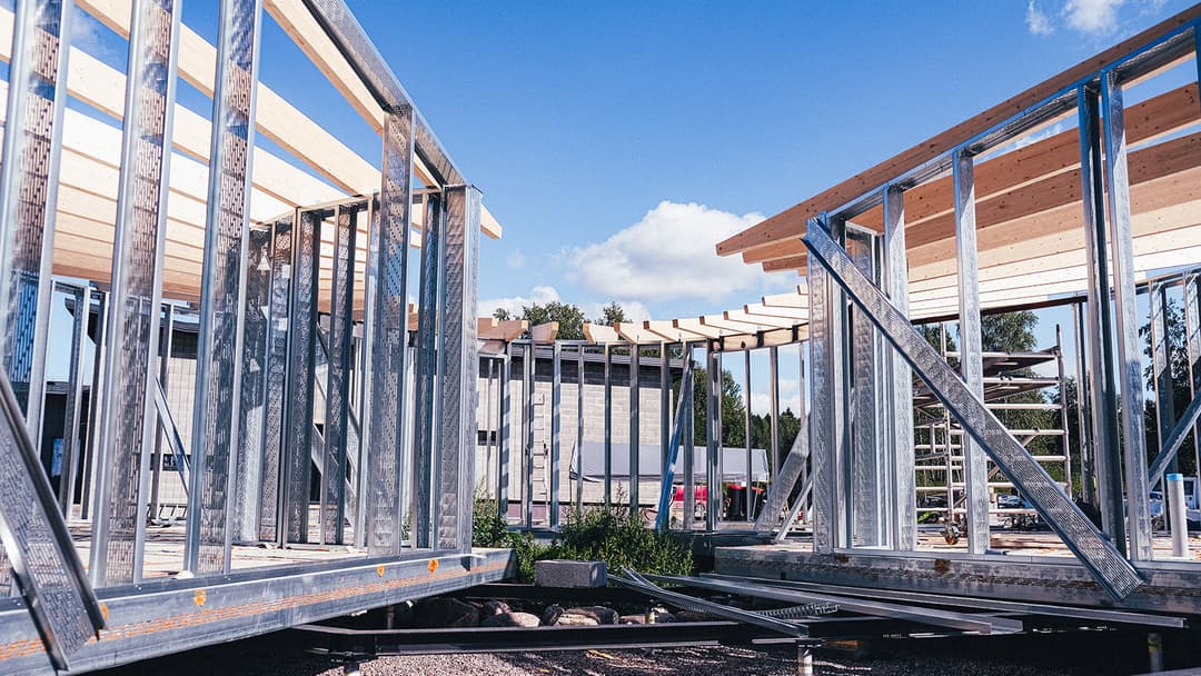 Aulis Lundellin teräsrangat ovat olennainen osa pyörre-taloa Lohjalla