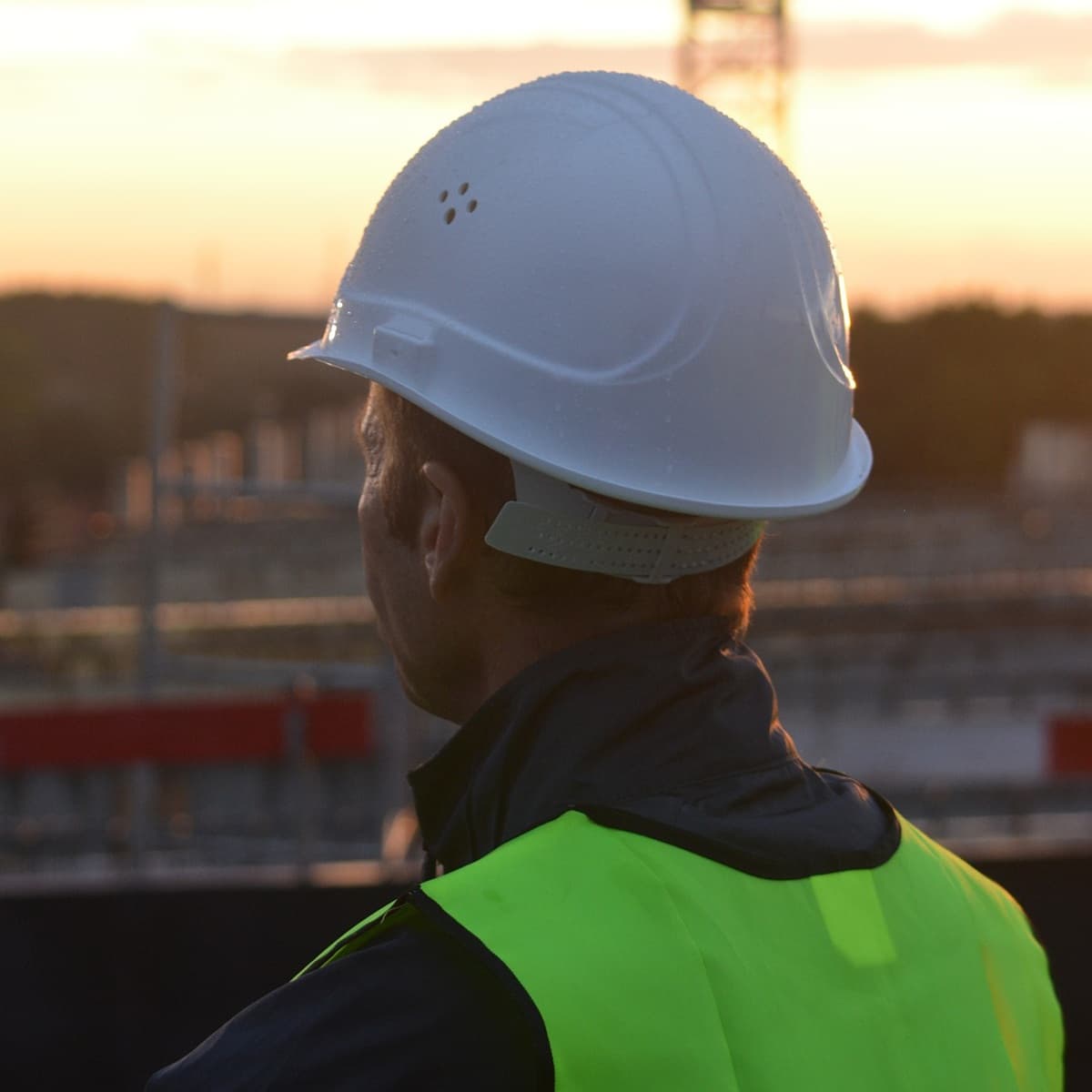 <p data-block-key="oeu4i">Työntekijä varmistaa työmaan turvallisuuden seuraamalla ympäristöä ja noudattamalla suojavarusteiden käyttöohjeita. (Kuva: Pixabay)</p>