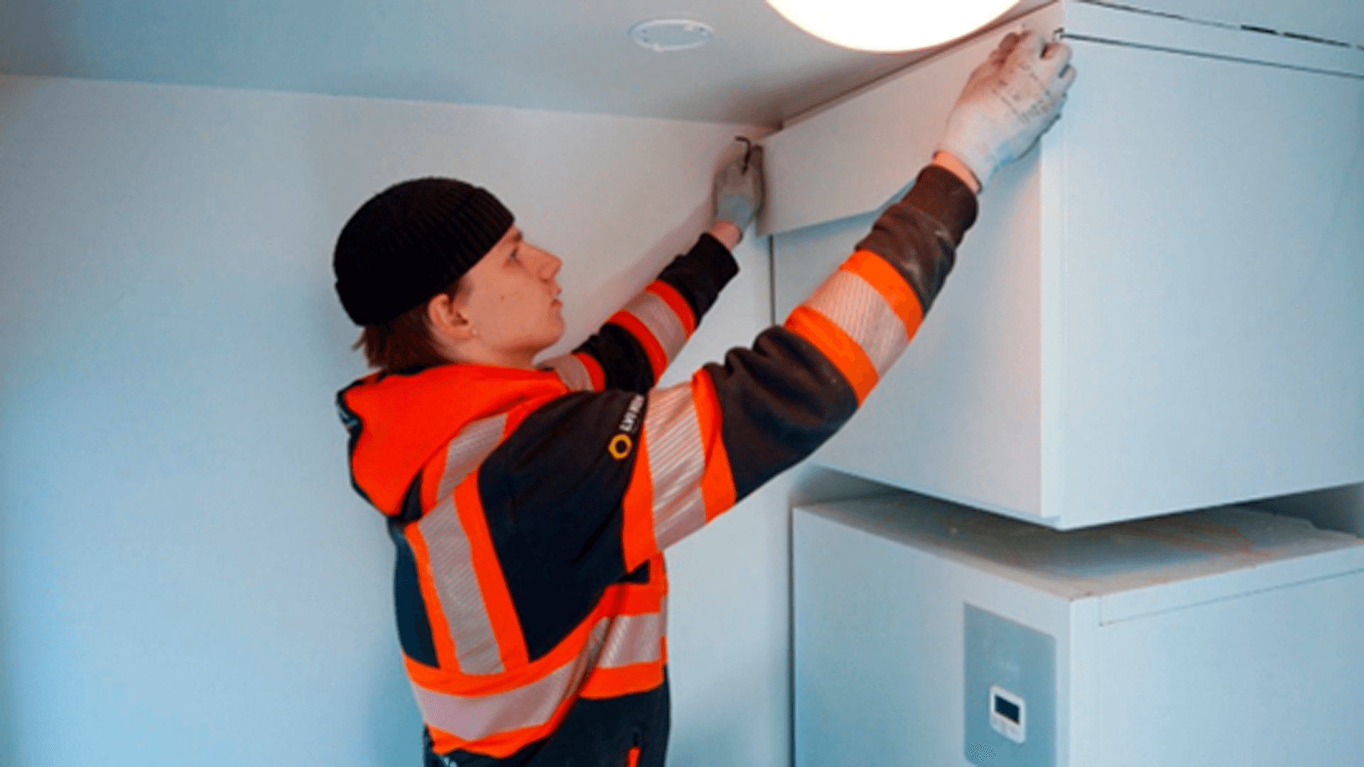 <p data-block-key="ez6id">LVI Kempin työntekijät ovat tottuneet asentamaan Valloxin koneita, joten vanhan koneen poisto ja uuden asennus sujui nopeasti ja asiantuntevasti. (Kuva Vallox Oy)</p>