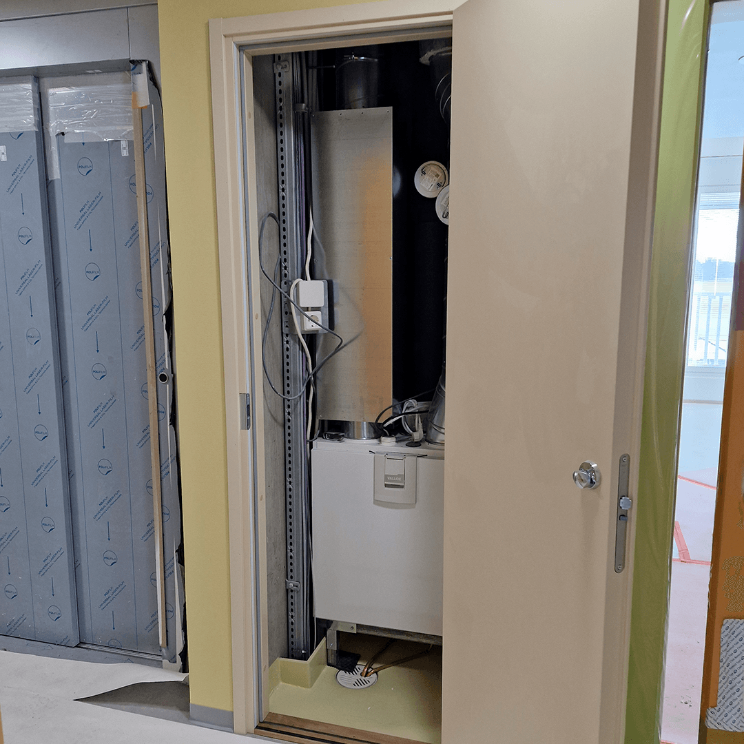 <p data-block-key="szdcp">Kun kanavisto on vain yhden asunnon sisällä, hajut ja äänet eivät pääse siirtymään naapuriin. Ilmanvaihtokoneen huoltokin onnistuu asukasta häiritsemättä, kun asuntojen tekniikka on sijoitettu erilliseen lukittuun talotekniikkakomeroon, joka avautuu rappukäytävään.</p>