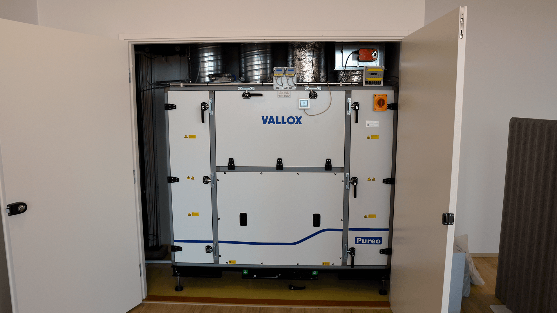 <p data-block-key="szdcp">Kerroskohtaisen ilmanvaihdon koneeksi sopivat Vallox Pureo TX ja Vallox Pureo SX -sarjojen koneet. Niiden sijoittelu on joustavaa molemminpuolisten huoltoluukkujen ansiosta.</p>