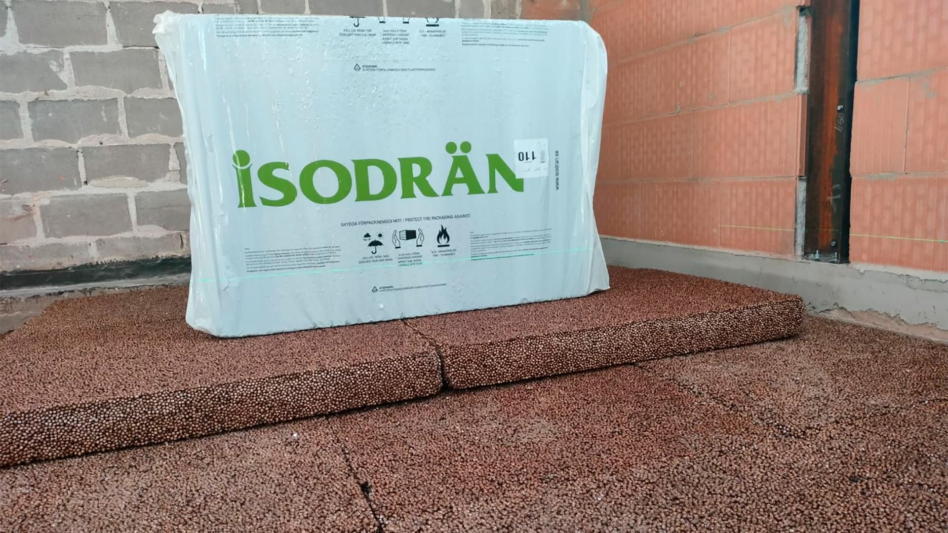 <p data-block-key="d7a3q">Isodrän-eristelevy yhdistää lämmöneristyksen ja kosteudenhallinnan, mikä tekee siitä toimivan ratkaisun kellarin ja alapohjan korjauksiin.</p>