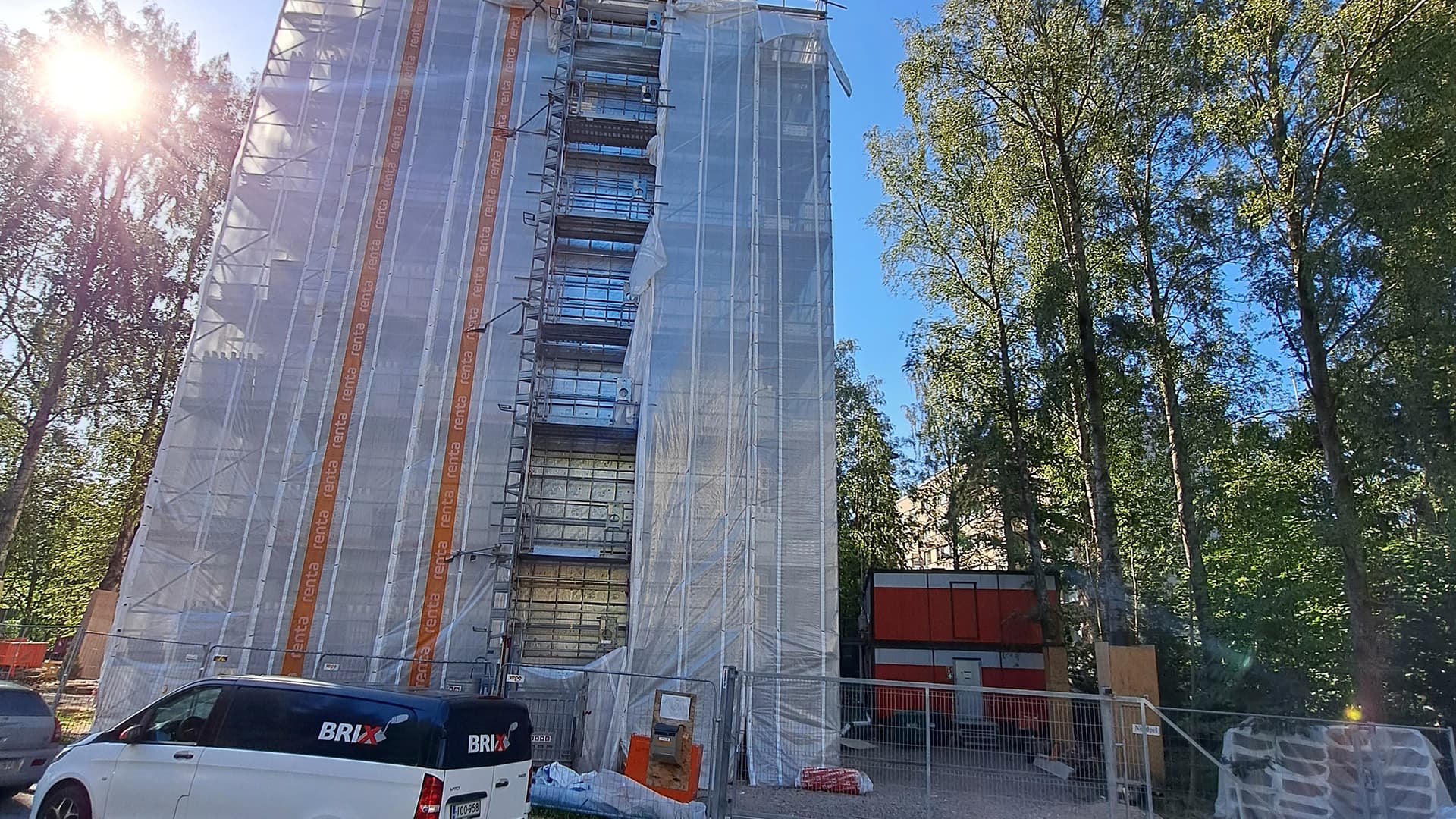 Puotinharjun kerrostalotyömaa jossa koko kerrostalon on huputettu