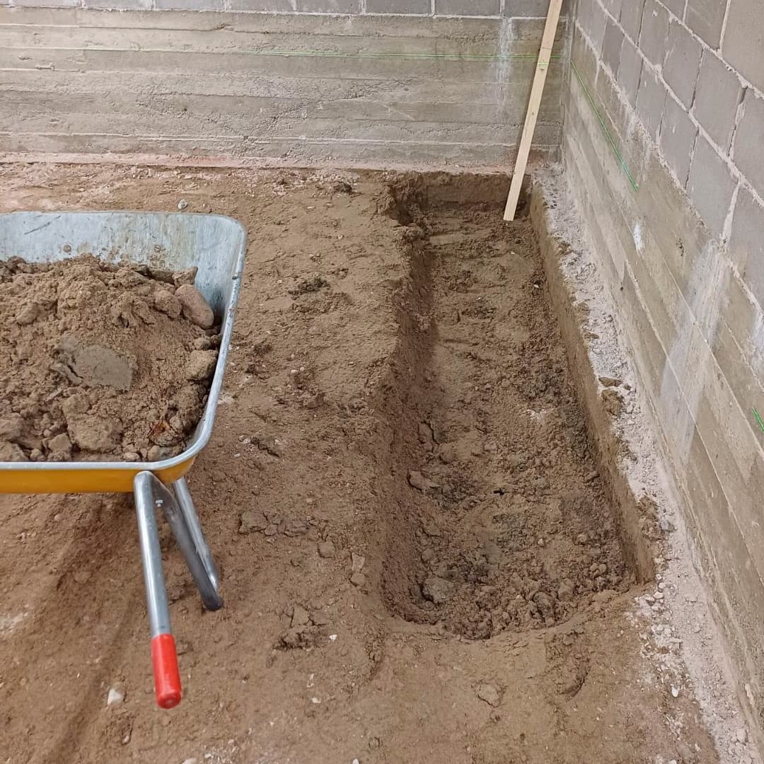 lattiaa on kaivettu ylös seinän vierestä