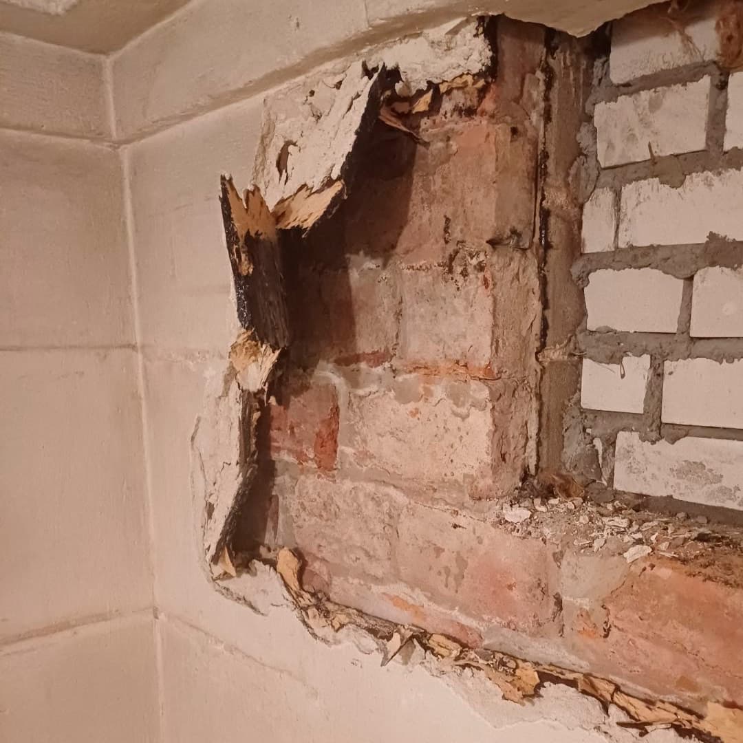 levytystä purettu kellarin tiiliseinän päältä