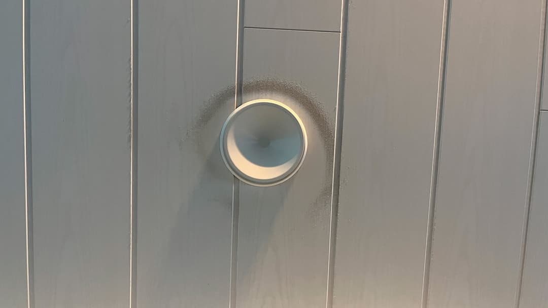 Likainen ilmanvaihtoventtiili katossa