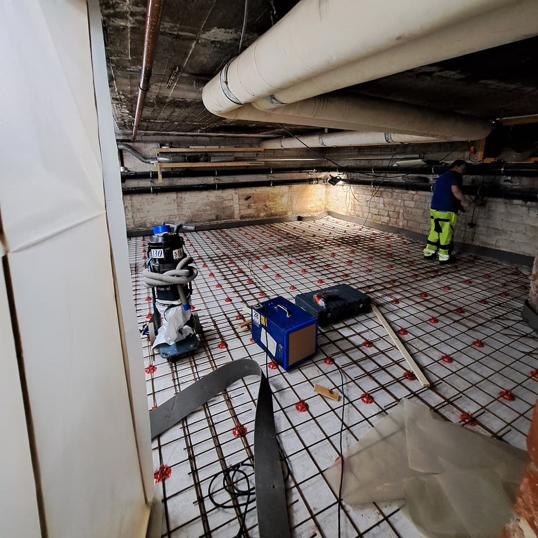 <p data-block-key="ioofs">Maanvaraisen lattian korjauksia joudutaan usein tekemään hyvin ahtaissa ja matalissa tiloissa.</p>