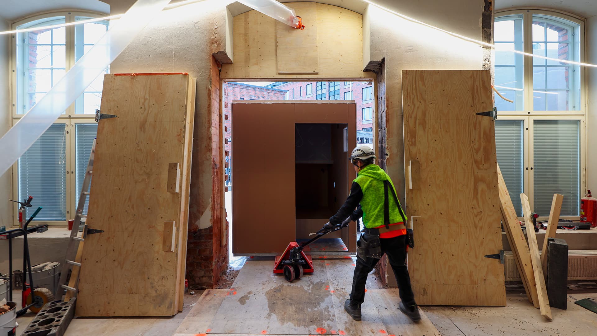 <p data-block-key="d9wfd">Moduulit saapumassa työmaalle. (Kuva: Aulis Lundell Oy)</p>