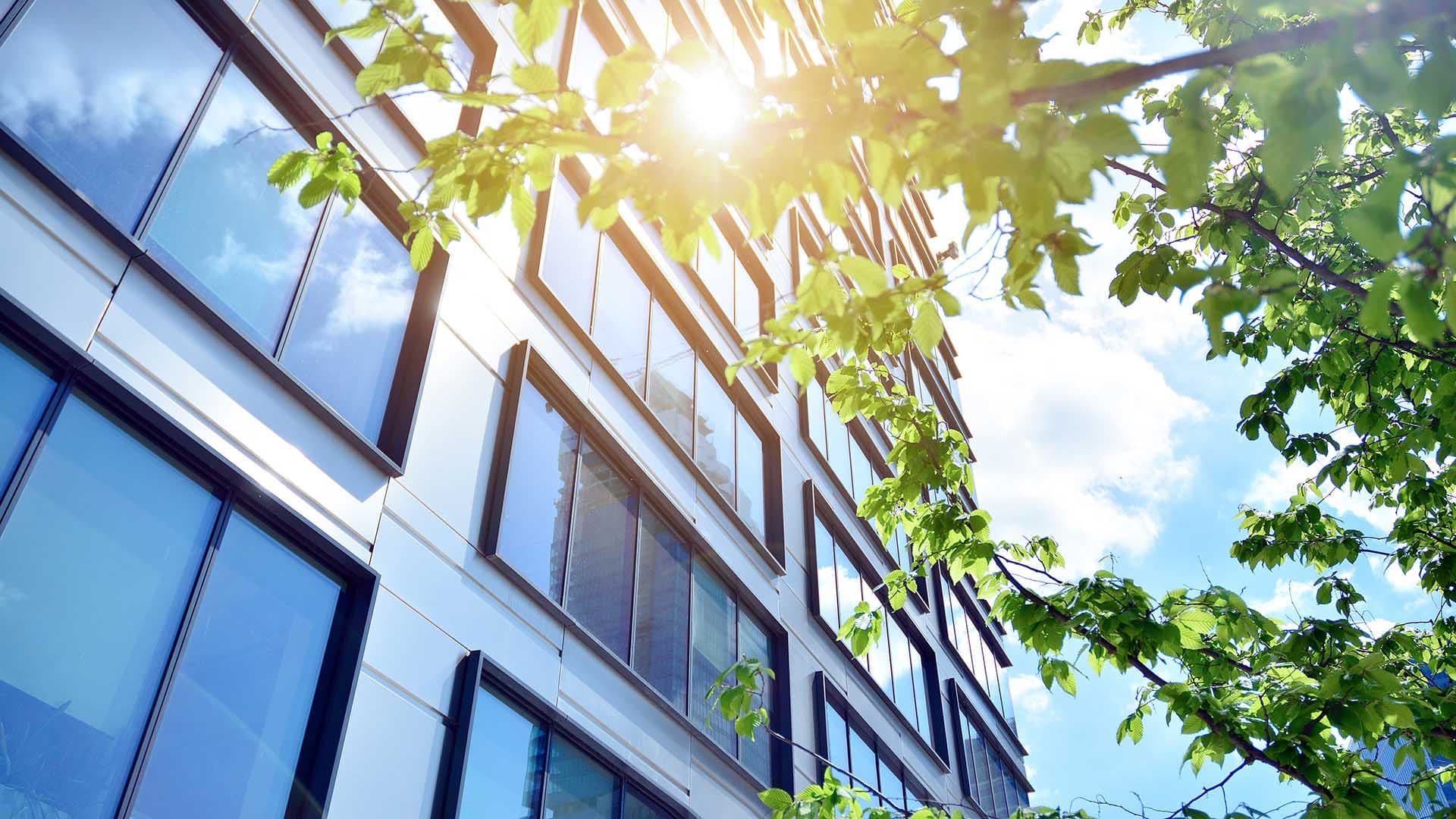 <p data-block-key="9f3aj">Kiinteistöjen vedenkäyttöä arvioitaessa on huomioitava rakennusten käyttötarkoitus, sijainti ja toiminta. Kestävyysraportoinnissa veden merkitys ratkaistaan yrityskohtaisen olennaisuusarvioinnin perusteella. (Kuva: Shutterstock)</p>