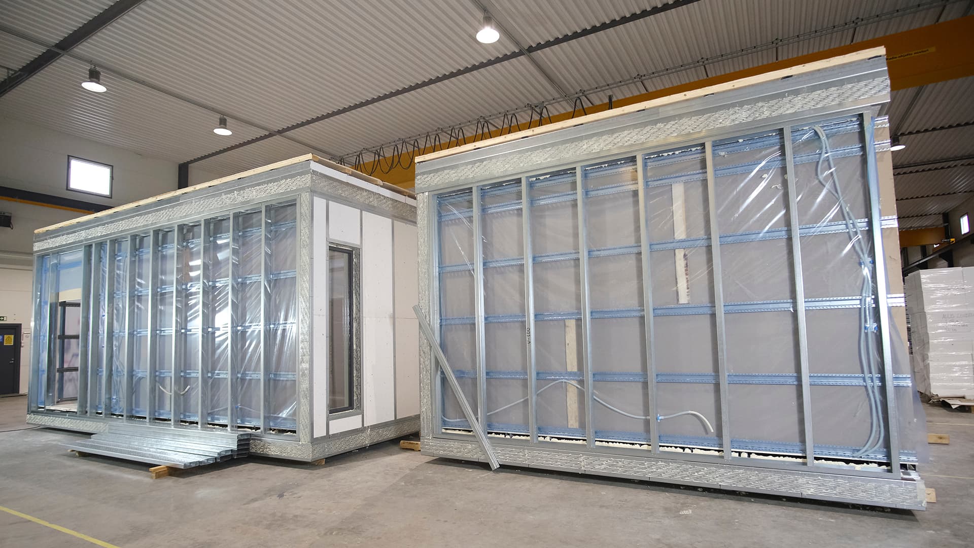 <p data-block-key="d9wfd">Valmiit moduulit saapuvat työmaalle mittatarkkoina kokonaisuuksina. (Kuva: Aulis Lundell Oy)</p>