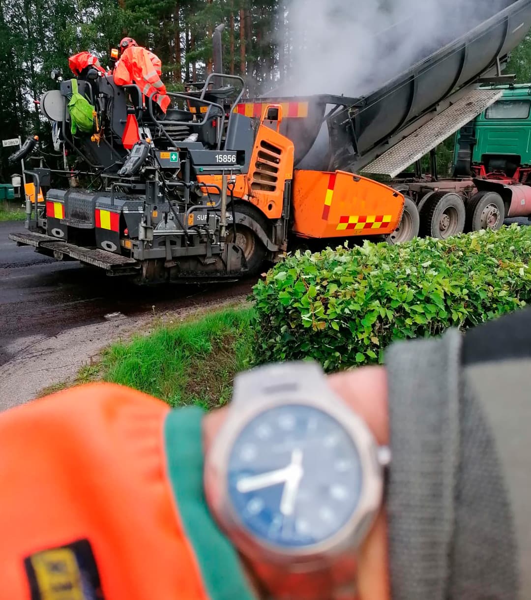 <p data-block-key="7i96t">Työmaan turvallisuudesta huolehtiminen on jokaisen yhteinen tehtävä. "Vahinko ei tule kello kaulassa". Kuvituskuva: Heidi Uusitalo</p>