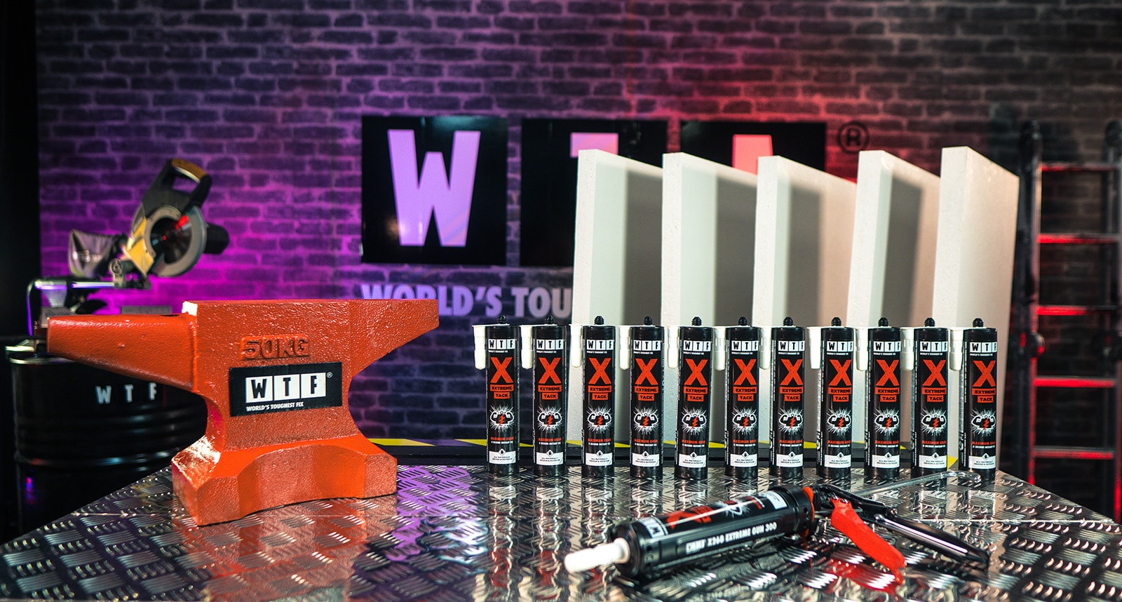 wtf-x-maailman rajuin liimamassa rakennuskemialta-1600x858