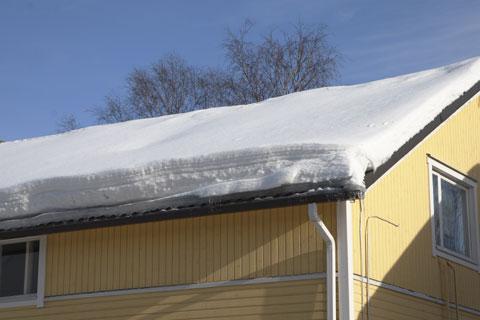 Muista myös siirtää katolta pudotettu lumi pois talon juurelta, jotta sulamisvesi ei kulje perustuksiin.