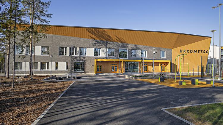 Ouluun valmistui syksyllä 2019 Metsokankaan ja Ritaharjun koulut, joiden ulkoseinät on muurattu Poroton-kennoharkoilla.